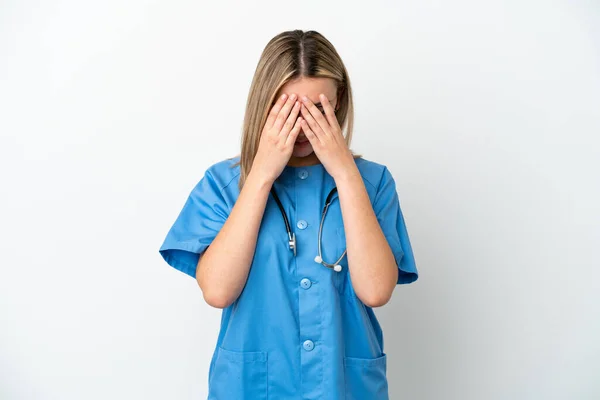 Jovem Cirurgiã Mulher Médica Isolada Fundo Branco Com Expressão Cansada — Fotografia de Stock