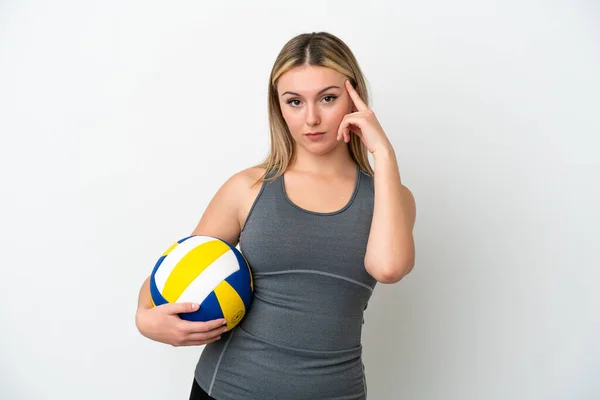 Молода Біла Жінка Грає Волейбол Ізольовано Білому Тлі Думаючи Про — стокове фото
