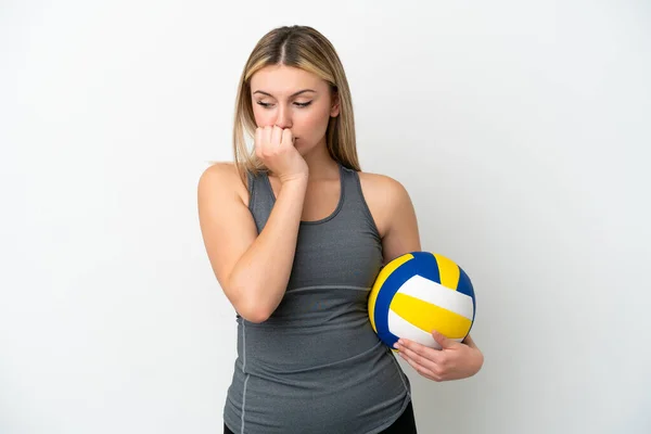 Junge Kaukasische Frau Spielt Volleyball Isoliert Auf Weißem Hintergrund Und — Stockfoto