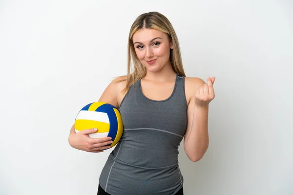Молодая Белая Женщина Играет Волейбол Белом Фоне Зарабатывая Деньги Жест — стоковое фото