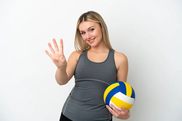 Молодая Кавказка Играющая Волейбол Белом Фоне Счастливая Насчитавшая Четверых Пальцами — стоковое фото