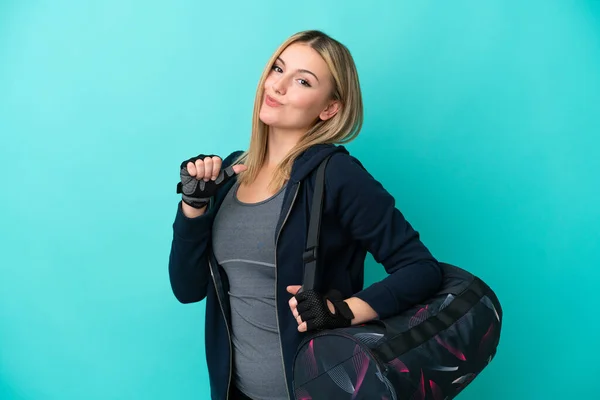 Jovem Mulher Esporte Com Saco Desporto Isolado Fundo Azul Orgulhoso — Fotografia de Stock