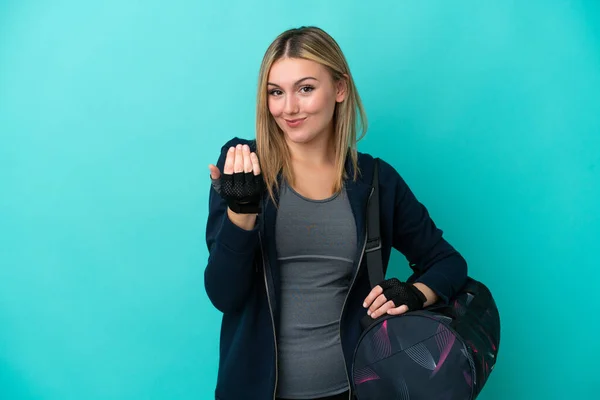 Junge Sportlerin Mit Sporttasche Auf Blauem Hintergrund Die Zum Kommen — Stockfoto