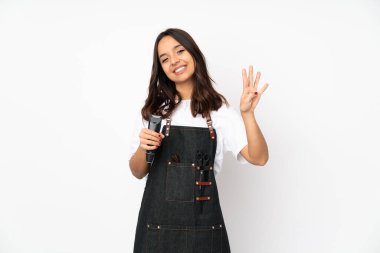 Beyaz arka planda izole edilmiş genç kuaför kadın mutlu ve parmakları olan dört kişi sayıyor.