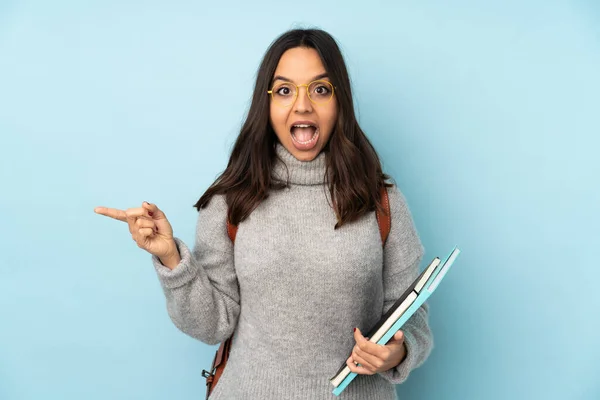 Jeune Femme Métisse Allant École Isolée Sur Fond Bleu Surpris — Photo