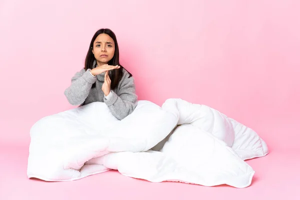 Young Mixed Race Woman Wearing Pijama Sitting Floor Making Time — Stock Photo, Image