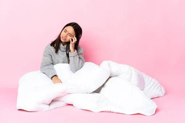 Perempuan Muda Ras Campuran Mengenakan Pijama Duduk Lantai Dengan Sakit — Stok Foto