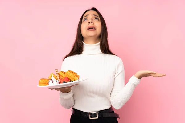 Ung Brunett Kvinna Som Håller Våfflor Över Isolerade Rosa Bakgrund — Stockfoto