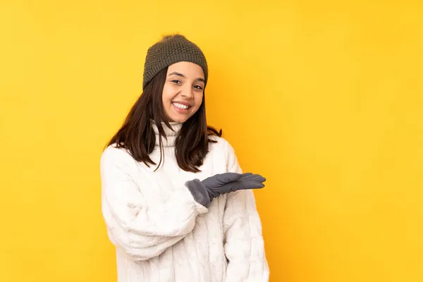 Ung Kvinna Med Vinter Hatt Över Isolerad Gul Bakgrund Presentera — Stockfoto