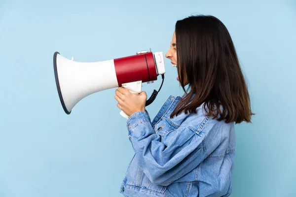 Jonge Vrouw Met Een Megafoon Boven Geïsoleerde Achtergrond — Stockfoto