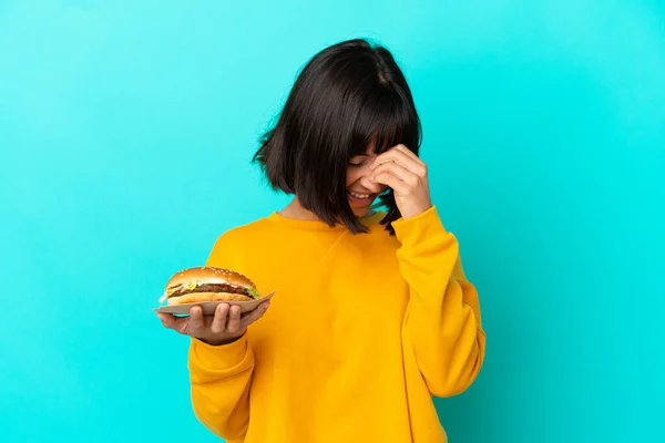 Jeune Femme Brune Tenant Hamburger Sur Fond Isolé Riant — Photo