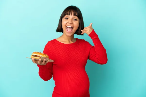 Soyutlanmış Arka Planda Hamburger Tutan Hamile Bir Kadın Telefon Jesti — Stok fotoğraf