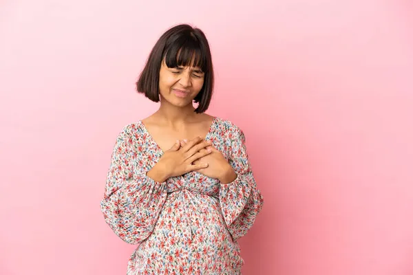 Młoda Kobieta Ciąży Odizolowanym Różowym Tle Bólem Sercu — Zdjęcie stockowe