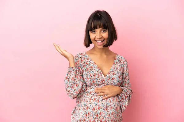 Giovane Donna Incinta Sfondo Rosa Isolato Che Estende Mani Lato — Foto Stock