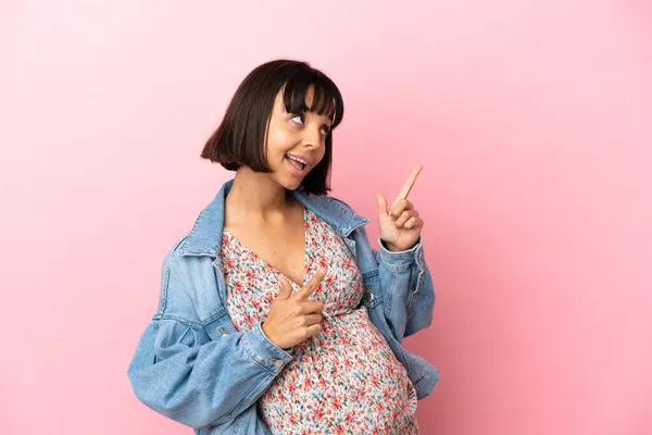 Mujer Embarazada Joven Sobre Fondo Rosa Aislado Señalando Con Dedo —  Fotos de Stock