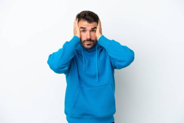 Beyaz arka planda izole edilmiş genç beyaz bir adam gergin hareketler yapıyor.