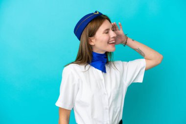 Mavi arka planda izole edilmiş İngiliz hostes bir şey fark etti ve çözüme niyetlendi.