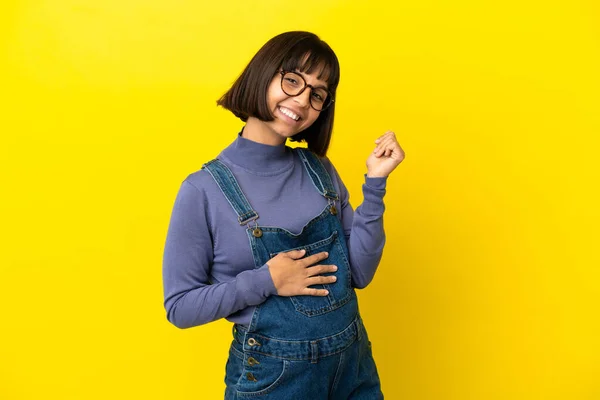 Junge Schwangere Frau Über Isolierten Gelben Hintergrund Lacht — Stockfoto