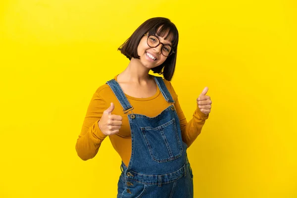 Jovem Grávida Sobre Fundo Amarelo Isolado Dando Gesto Polegares Para — Fotografia de Stock