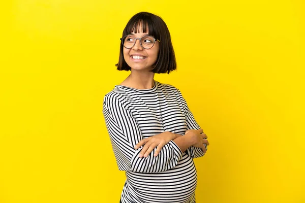 Jonge Zwangere Vrouw Geïsoleerde Gele Achtergrond Met Armen Gekruist Gelukkig — Stockfoto
