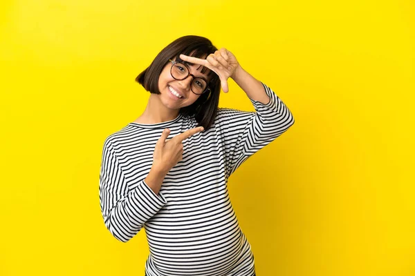 Jovem Grávida Sobre Fundo Amarelo Isolado Focando Rosto Símbolo Enquadramento — Fotografia de Stock