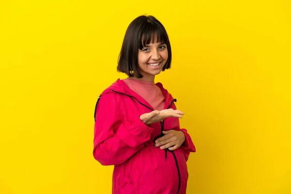 Молодая Беременная Женщина Изолированном Желтом Фоне Представляет Идею Глядя Улыбаясь — стоковое фото