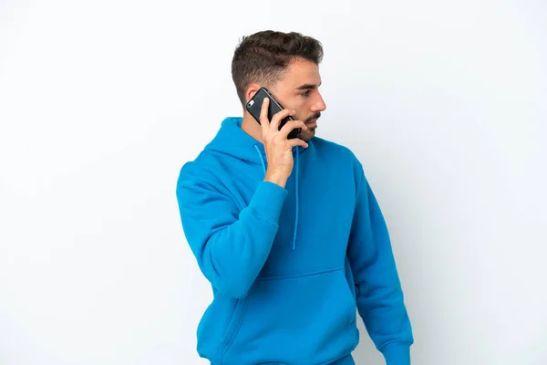 Jovem Caucasiano Isolado Fundo Branco Mantendo Uma Conversa Com Telefone — Fotografia de Stock