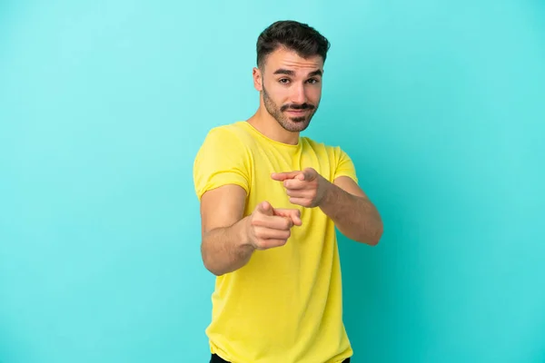 Joven Hombre Caucásico Aislado Sobre Fondo Azul Sorprendido Apuntando Hacia —  Fotos de Stock