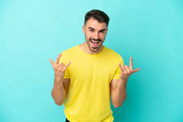 Giovane Uomo Caucasico Isolato Sfondo Blu Facendo Gesto Corno — Foto Stock