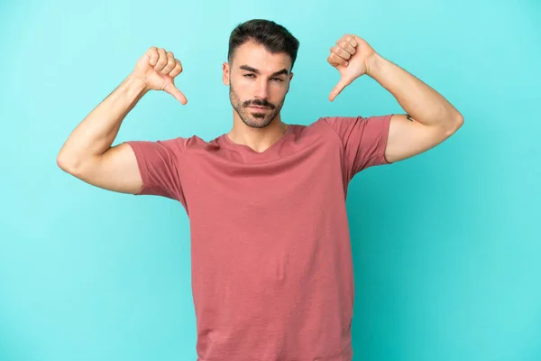 Giovane Uomo Caucasico Isolato Sfondo Blu Mostrando Pollice Verso Basso — Foto Stock