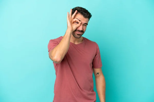 Jonge Blanke Man Geïsoleerd Blauwe Achtergrond Tonen Teken Met Vingers — Stockfoto