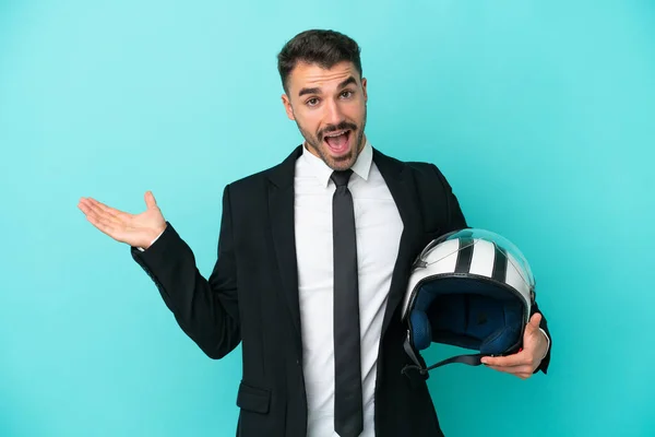 ビジネスCaucasian男とともにバイクヘルメット隔離上の青の背景でショックを受けた顔の式 — ストック写真