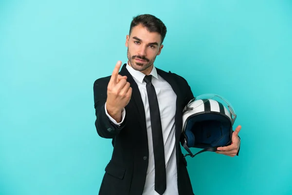 商业上的高加索人 头戴摩托车头盔 蓝色背景隔离 做着即将到来的姿势 — 图库照片
