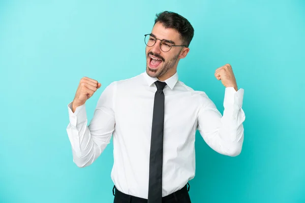 Zakelijke Blanke Man Geïsoleerd Blauwe Achtergrond Vieren Van Een Overwinning — Stockfoto