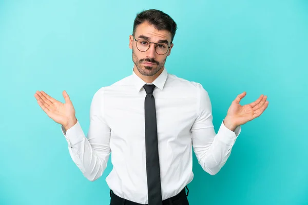 Geschäftsmann Auf Blauem Hintergrund Mit Zweifeln Beim Händeheben Isoliert — Stockfoto