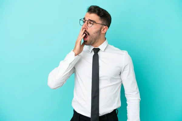 Hombre Caucásico Negocios Aislado Sobre Fondo Azul Bostezando Cubriendo Boca —  Fotos de Stock