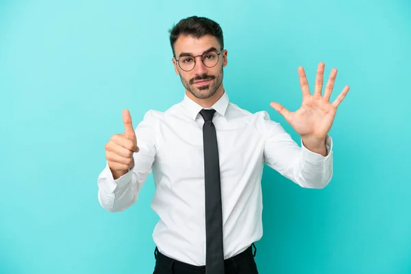 Geschäftsmann Isoliert Auf Blauem Hintergrund Und Zählt Mit Den Fingern — Stockfoto