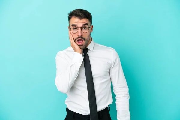 Business Caucasian Man Isolated Blue Background Surprised Shocked While Looking — Stock Photo, Image