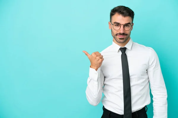 Uomo Affari Caucasico Isolato Sfondo Blu Che Punta Verso Lato — Foto Stock