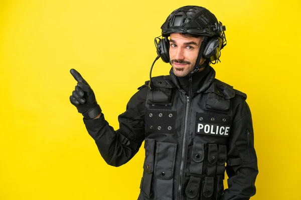 Swat Caucasian Man Isolated Yellow Background Pointing Finger Side — Stock Photo, Image