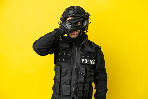 Swat Caucasian Man Isolated Yellow Background Covering Eyes Hands Smiling — 图库照片