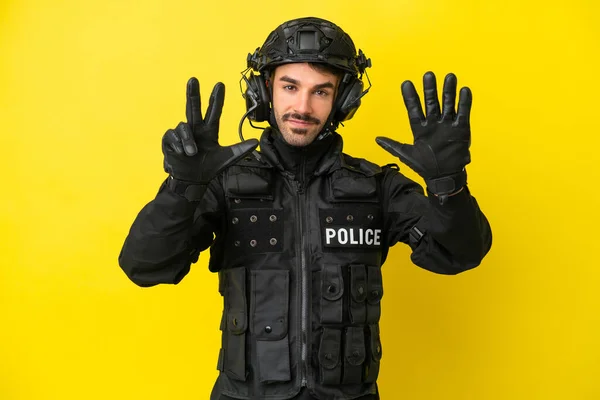 Swat Homem Caucasiano Isolado Fundo Amarelo Contando Oito Com Dedos — Fotografia de Stock