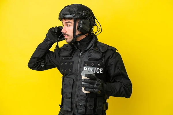 Swat Caucasian Man Isolated Yellow Background Holding Coffee Take Away — Stockfoto