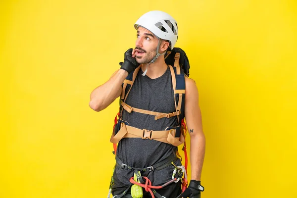 Young Caucasian Rock Climber Man Isolated Yellow Background Thinking Idea — Stockfoto