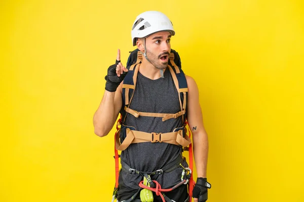 Jonge Kaukasische Bergbeklimmer Man Geïsoleerd Gele Achtergrond Van Plan Oplossing — Stockfoto