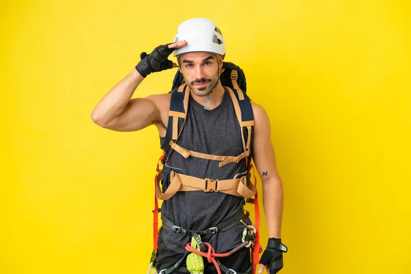 Jonge Kaukasische Bergbeklimmer Man Geïsoleerd Gele Achtergrond Zoek Ver Weg — Stockfoto