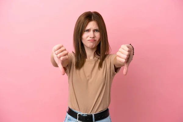 Joven Mujer Inglesa Aislada Sobre Fondo Rosa Mostrando Pulgar Hacia — Foto de Stock