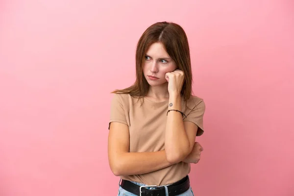 Junge Engländerin Isoliert Auf Rosa Hintergrund Mit Müdem Und Gelangweiltem — Stockfoto