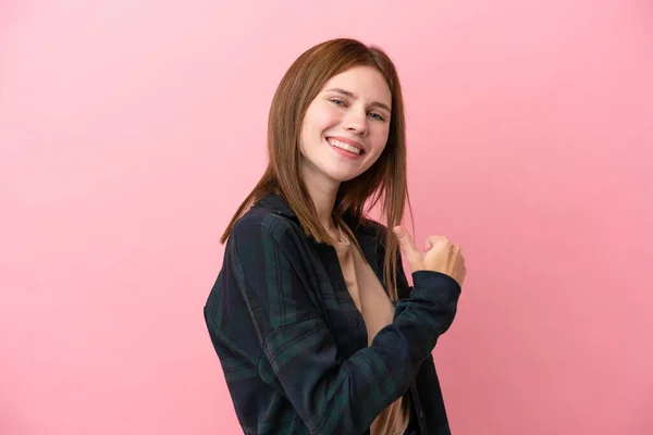 Joven Mujer Inglesa Aislada Sobre Fondo Rosa Orgullosa Satisfecha —  Fotos de Stock