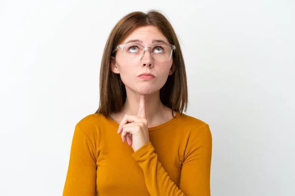 Jovem Inglesa Mulher Isolado Branco Fundo Com Óculos Olhando Para — Fotografia de Stock